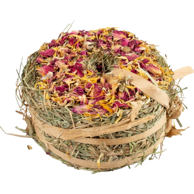 Roda de feno decorada com pétalas secas amarrada com fitas de palha