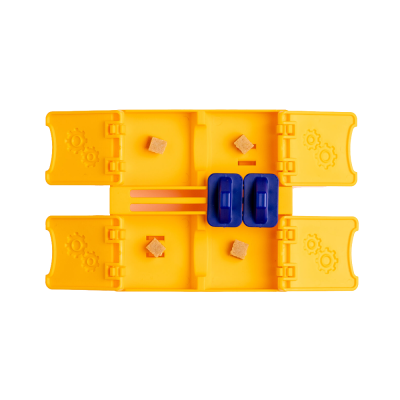 Tabuleiro de jogo amarelo com cubos de madeira e suportes azuis