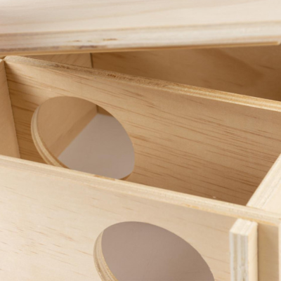 Estrutura de madeira clara com buracos circulares