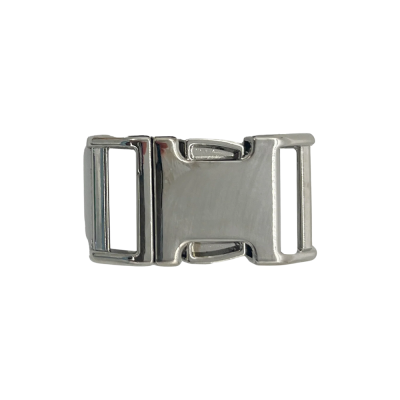 Fivela metálica prateada com fecho de encaixe