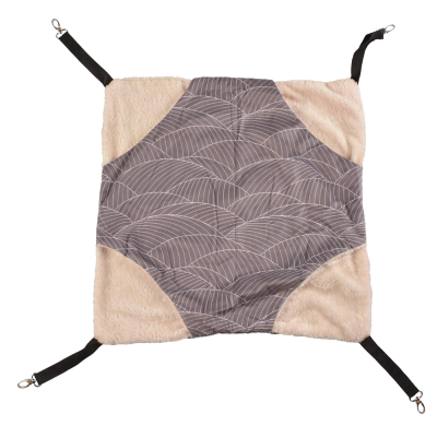 Rede para animais em tecido bege macio e cinza com padrão branco, com tiras pretas e ganchos metálicos