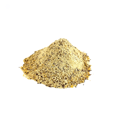 Montículo de mistura em pó vermelho claro e marrom granulada