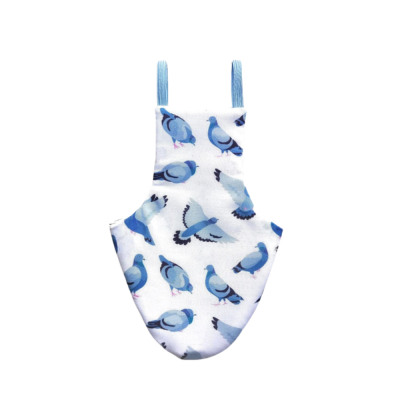 Peitoral para cão branco com padrão de pombos azuis