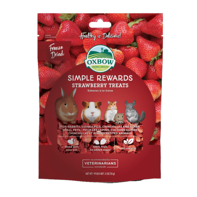 Embalagem vermelha de petiscos para pequenos animais com imagens de morangos e animais