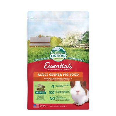 Embalagem vermelha e verde de comida para porcos-da-índia adultos com foto de porco-da-índia