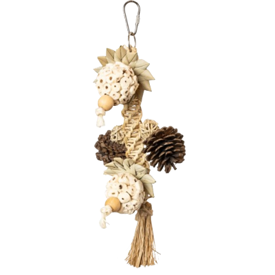 Chaveiro natural com sementes esculpidas, pinhas e corda trançada