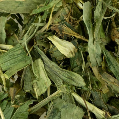 Pedaços secos de folhas e talos verdes picados