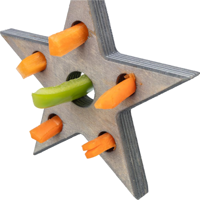 Estrela de madeira cinzenta com pedaços de legumes inseridos nos orifícios