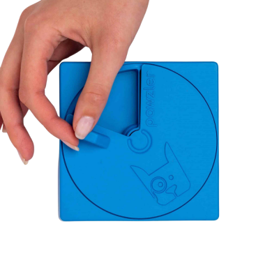 Dispositivo azul quadrado com roda rotativa e texto pawzler com desenho de cão