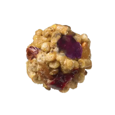 Bola crocante de granola com frutas secas coloridas