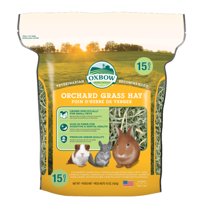 Saco amarelo e verde de feno Oxbow Orchard Grass Hay com imagens de pequenos animais e texto informativo