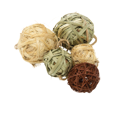 Bolas decorativas de fibras naturais trançadas em várias cores
