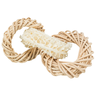 Três esponjas naturais, duas redondas e trançadas em fibras bege e uma central de luffa branca