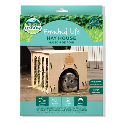 Casinha de madeira clara para pequenos animais com porquinho da Índia dentro, embalagem Oxbow Enriched Life Hay House