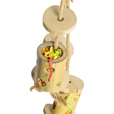 Brinquedo pendurado de madeira e corda com confetes coloridos para animais
