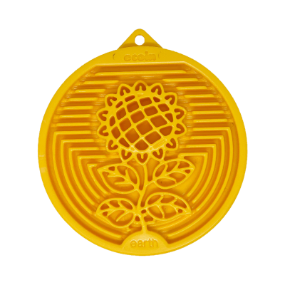 Suporte redondo amarelo em silicone com padrão de girassol e textos cocohu e earth