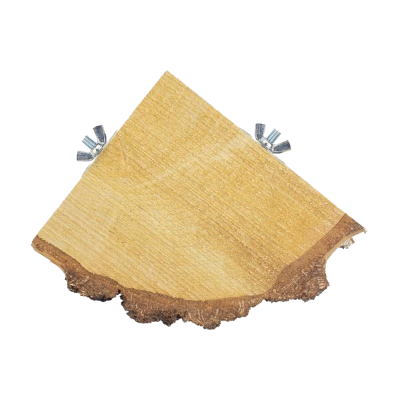 Quadrado de madeira natural com borda irregular e ferragens para fixar