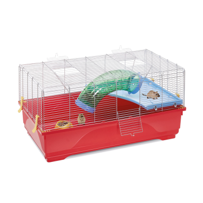 Gaiola vermelha para roedores com barras metálicas e acessórios verdes e azuis