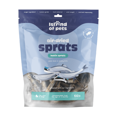 Embalagem de snacks para animais com desenhos de peixes e texto em inglês