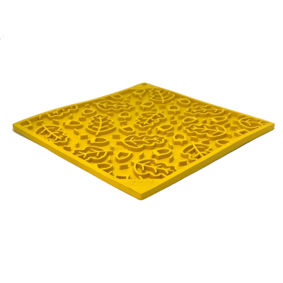 Tapete táctil amarelo com padrão em relevo de folhas e formas geométricas