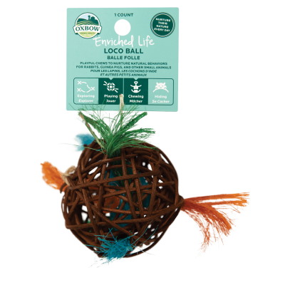 Bola de brinquedo para animais pequenos feita de rattan com fibras coloridas e etiqueta azul