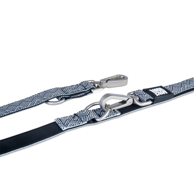 Coleira ou trela para animais com padrão geométrico preto e branco e fechos metálicos prateados
