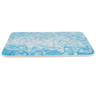 Tapete retangular azul e branco com padrão de cubos de gelo