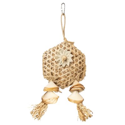 Suspensão decorativa de fibras naturais com flor de madeira