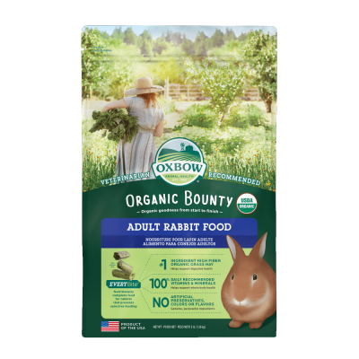 Embalagem de comida orgânica para coelhos adultos Oxbow Organic Bounty com ilustração de coelho e paisagem verde