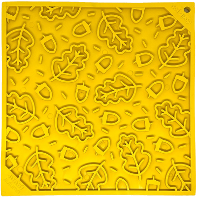 Tapete emborrachado amarelo com padrão em relevo de folhas e bolotas de carvalho