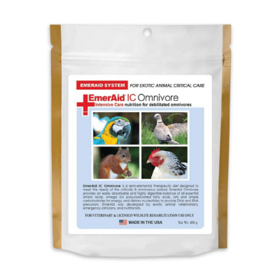 Embalagem de alimento para animais exóticos EmerAid IC Omnivore, branco e castanho com fotos de vários animais e texto informativo.