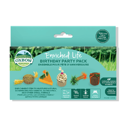 Packaging azul e verde com cinco brinquedos naturais para pequenos animais, da Oxbow Animal Health.