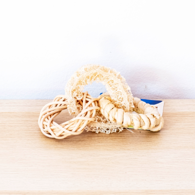 Três esponjas naturais para banho em madeira clara e fundo branco