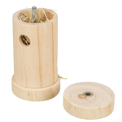 Cilindro de madeira com buracos e palha, tampa destacada ao lado