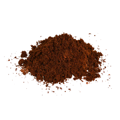 Montón de café molido marrón oscuro sobre fondo blanco