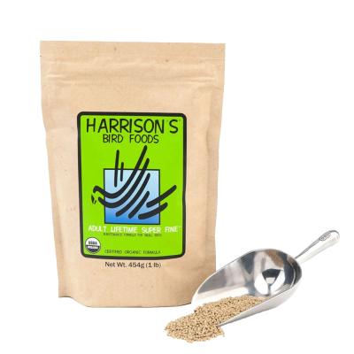 Saco de comida para pássaros com etiqueta verde e azul e uma concha metálica com grãos