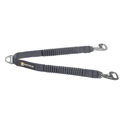 Produto cinzento com textura elástica e ganchos metálicos RUFFWEAR