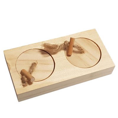 Tabuleiro de madeira com dois círculos recortados e corda com rolos de madeira