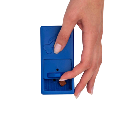 Dispositivo azul com pequeno pedaço de ração castanha em fundo transparente