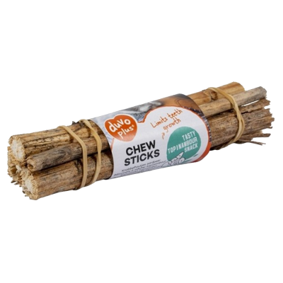 Gravetos naturais amarrados com elásticos e rótulo com indicação do produto