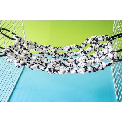 Rede almofadada branca e preta em armação metálica branca com ganchos pretos