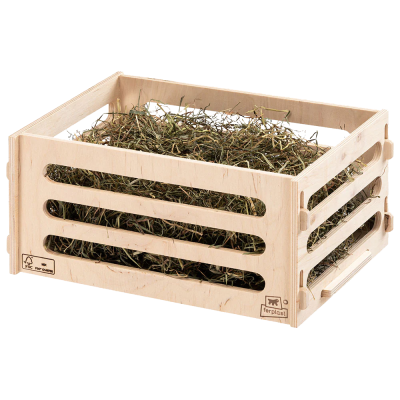 Caixa de madeira clara preenchida com feno
