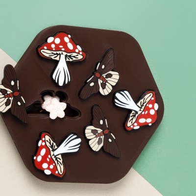 Bandeja hexagonal castanha com figuras de cogumelos vermelhos e borboletas brancas e negras