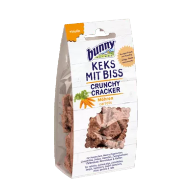 Pacote branco de biscoitos crocantes para animais com texto e imagem de cenouras