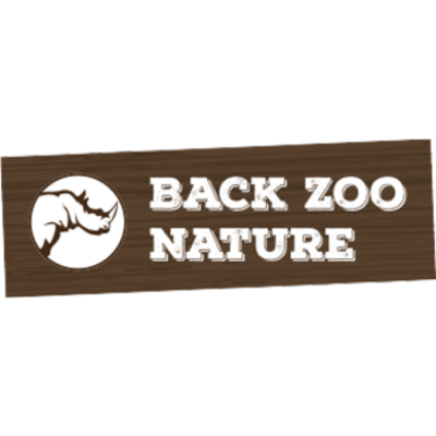 Logotipo BACK ZOO NATURE em fundo castanho madeira com rinoceronte branco