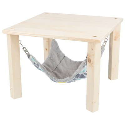 Mesa de madeira com rede de tecido suspensa