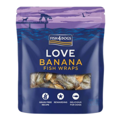 Embalagem azul de snacks para cães Fish4Dogs Love Banana Fish Wraps com snacks visíveis pela janela transparente.