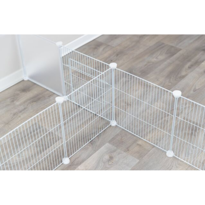 Parque de contenção modular de grades metálicas brancas em chão de madeira