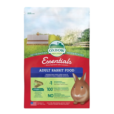 Embalagem de alimento para coelhos adultos Oxbow Essentials com coelho, texto informativo e fundo natural