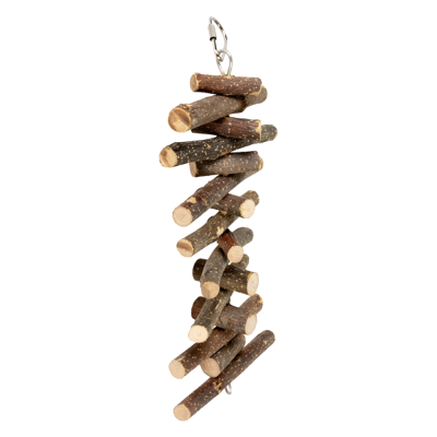 Brinquedo de paus de madeira naturais pendurado com corrente